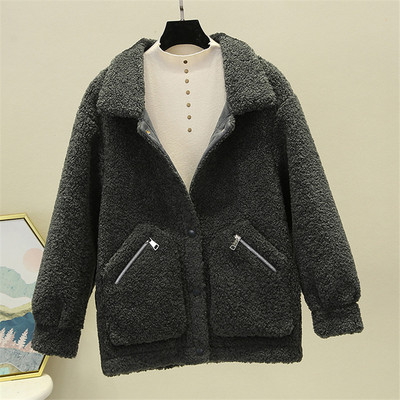 Зимно дамско късо палто с копчета и джобове 