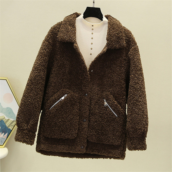 Зимно дамско късо палто с копчета и джобове 