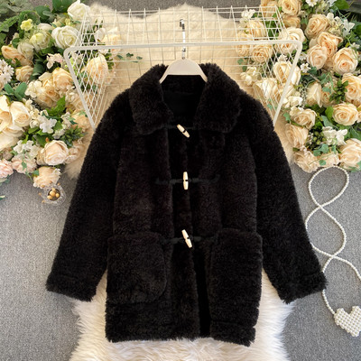 Plüss női kabát gombokkal és zsebekkel