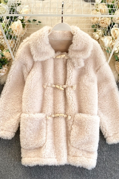 Plüss női kabát gombokkal és zsebekkel