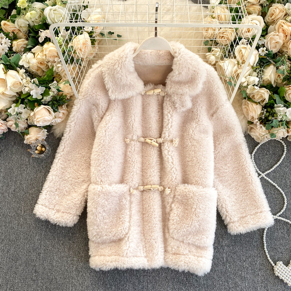 Plüss női kabát gombokkal és zsebekkel