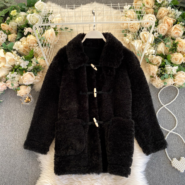 Plüss női kabát gombokkal és zsebekkel