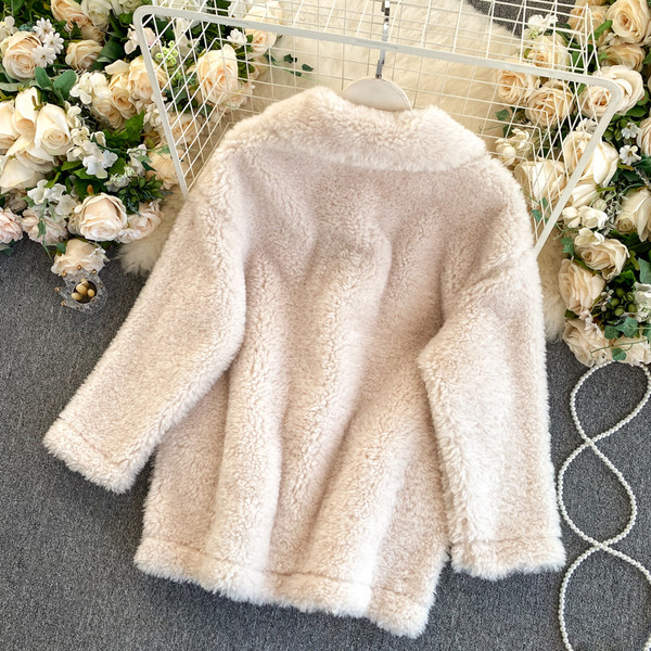 Plüss női kabát gombokkal és zsebekkel