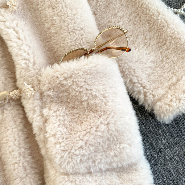 Plüss női kabát gombokkal és zsebekkel