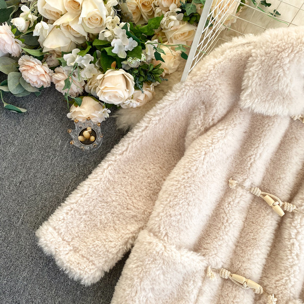 Plüss női kabát gombokkal és zsebekkel