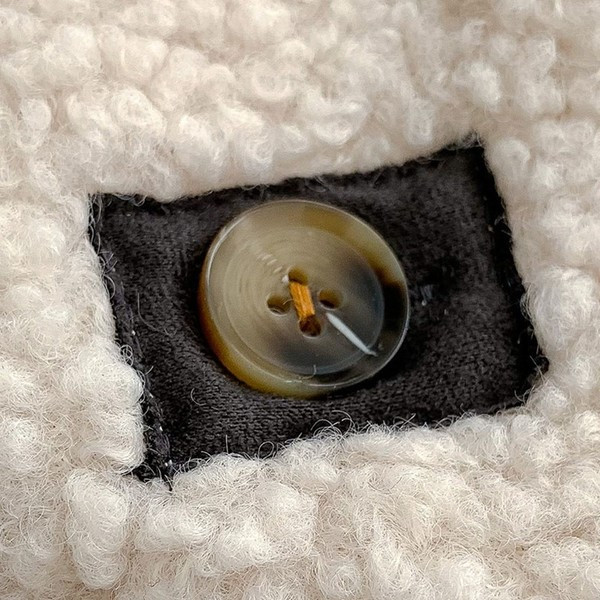 Дамско късо пухено палто с копчета