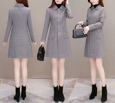 Kockás női kabát gallérral és zsebekkel