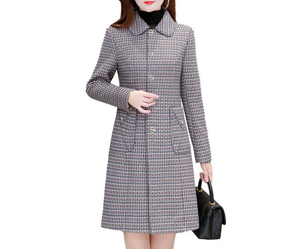 Kockás női kabát gallérral és zsebekkel