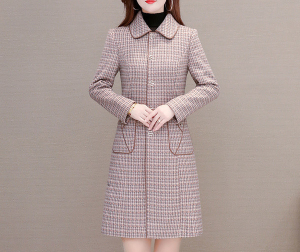 Kockás női kabát gallérral és zsebekkel