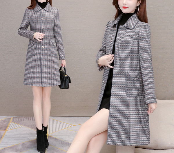 Kockás női kabát gallérral és zsebekkel