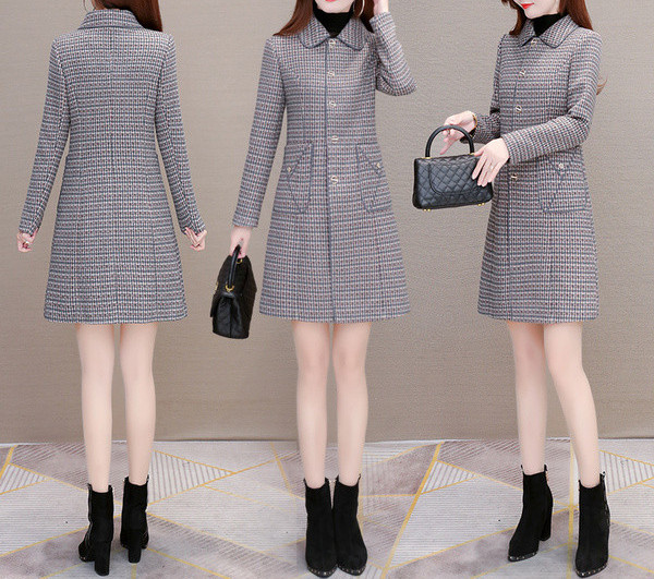 Kockás női kabát gallérral és zsebekkel