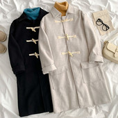 Aktuális női gyapjúkabát gombokkal és zsebekkel