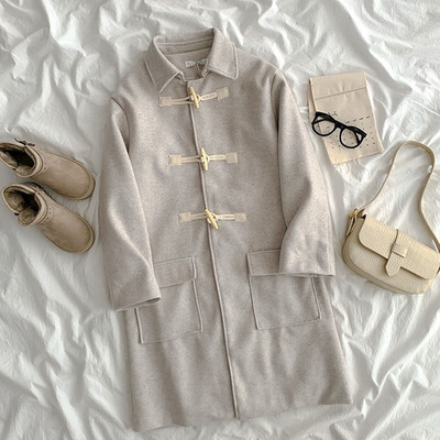 Aktuális női gyapjúkabát gombokkal és zsebekkel