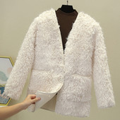 Női pehelykabát zsebekkel és spitz nyakkivágással