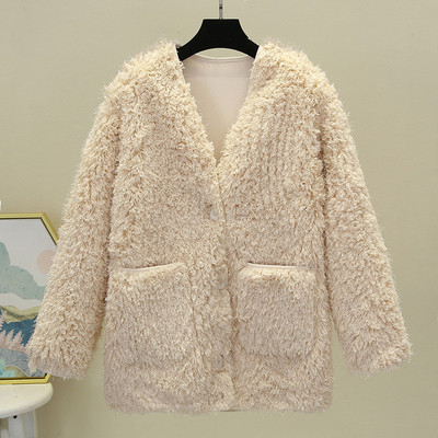 Női pehelykabát zsebekkel és spitz nyakkivágással