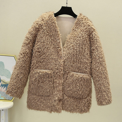 Női pehelykabát zsebekkel és spitz nyakkivágással