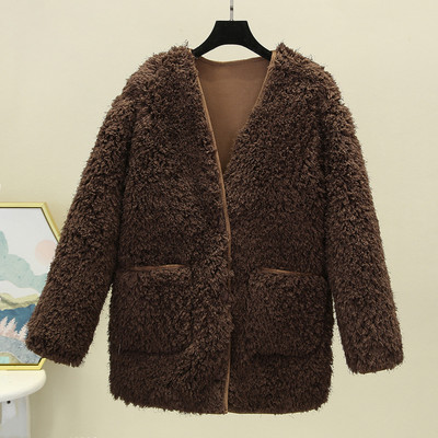 Női pehelykabát zsebekkel és spitz nyakkivágással