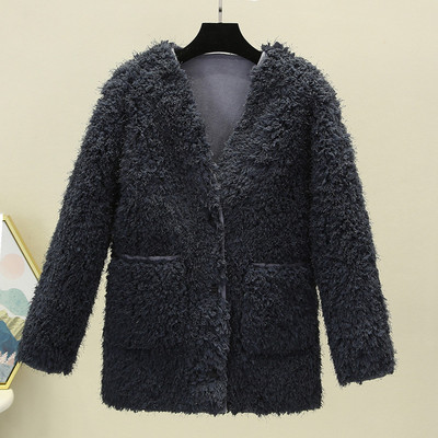 Női pehelykabát zsebekkel és spitz nyakkivágással