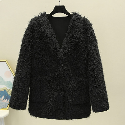 Női pehelykabát zsebekkel és spitz nyakkivágással