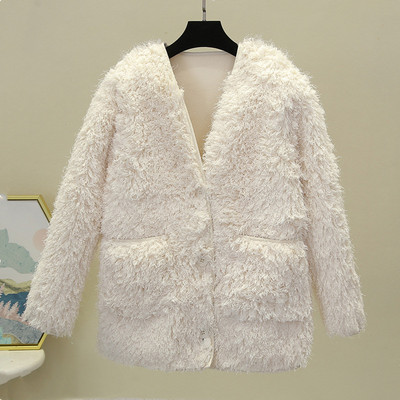 Női pehelykabát zsebekkel és spitz nyakkivágással