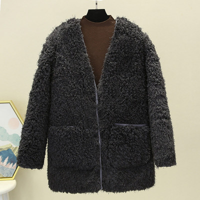 Női pehelykabát zsebekkel és spitz nyakkivágással