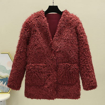 Női pehelykabát zsebekkel és spitz nyakkivágással