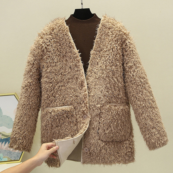 Női pehelykabát zsebekkel és spitz nyakkivágással