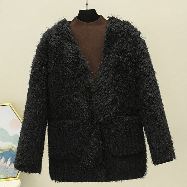 Női pehelykabát zsebekkel és spitz nyakkivágással