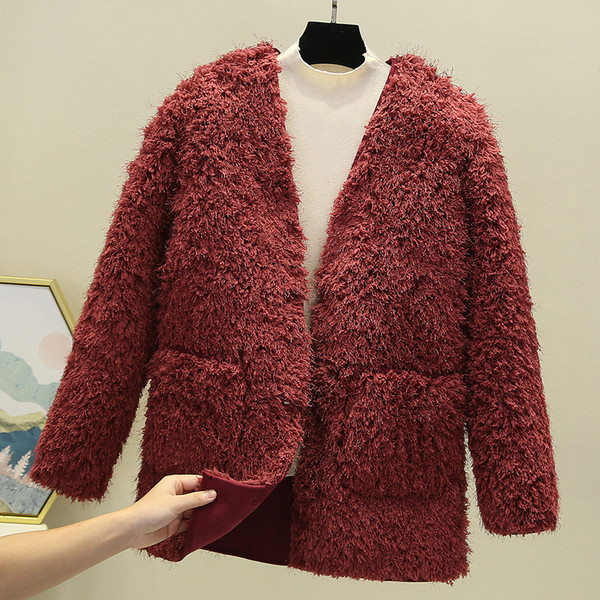 Női pehelykabát zsebekkel és spitz nyakkivágással