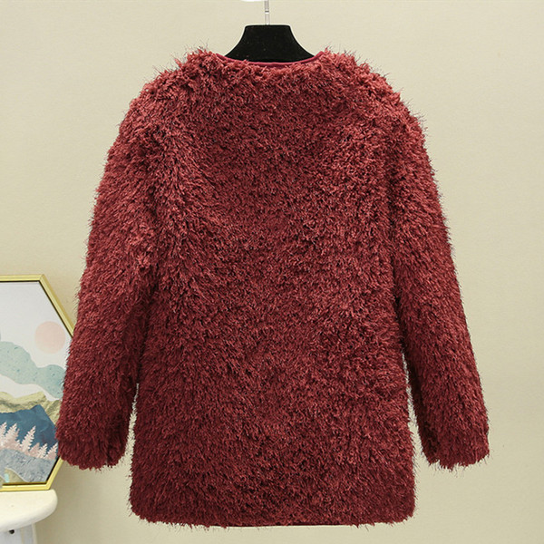 Női pehelykabát zsebekkel és spitz nyakkivágással