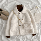 Rövid női pehelykabát gombokkal és gallérral