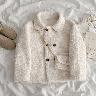 Rövid női pehelykabát gombokkal és gallérral