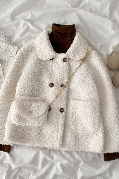 Rövid női pehelykabát gombokkal és gallérral