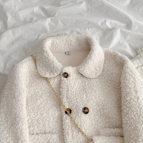 Rövid női pehelykabát gombokkal és gallérral