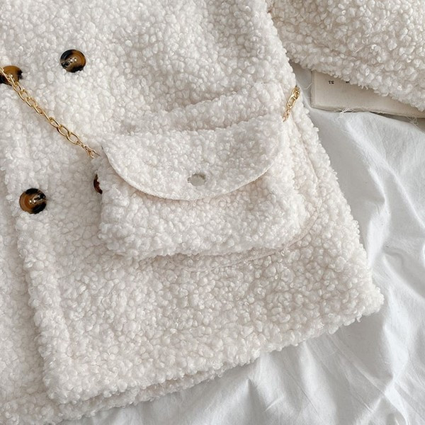 Rövid női pehelykabát gombokkal és gallérral