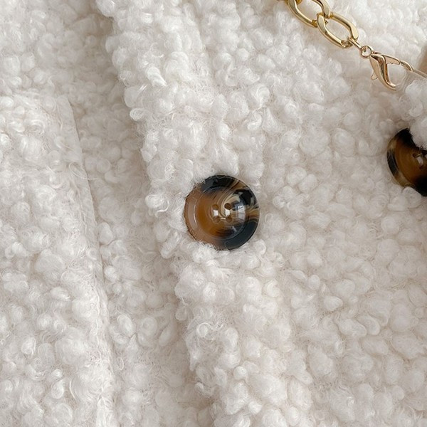 Rövid női pehelykabát gombokkal és gallérral