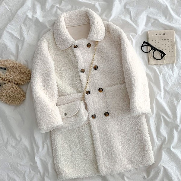 Дълго дамско пухено палто с копчета и джобове