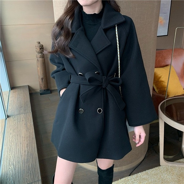 Stílusos női kabát fekete színben, övvel