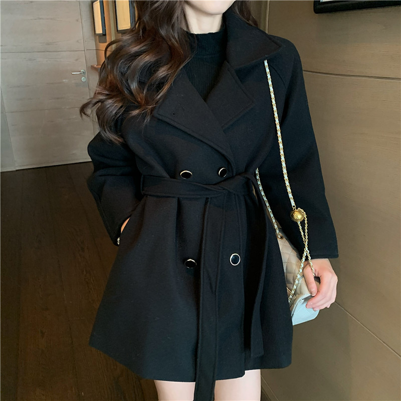 Stílusos női kabát fekete színben, övvel