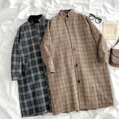 Kockás női hosszú kabát gombokkal