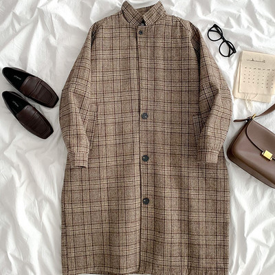 Kockás női hosszú kabát gombokkal