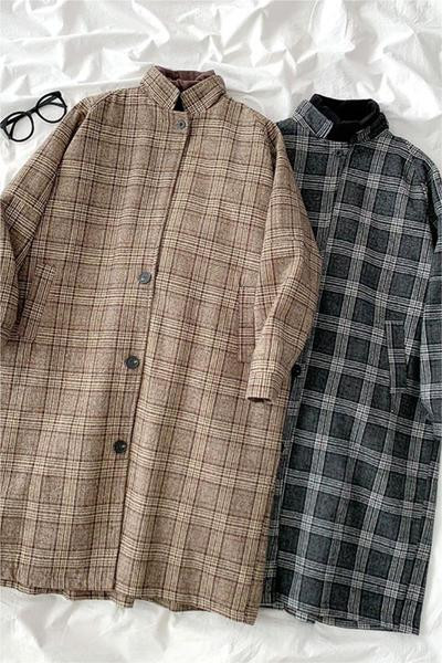 Kockás női hosszú kabát gombokkal