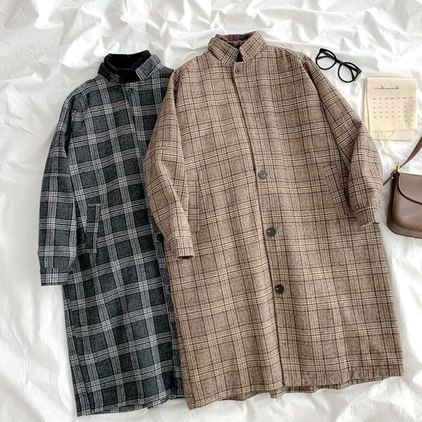 Kockás női hosszú kabát gombokkal