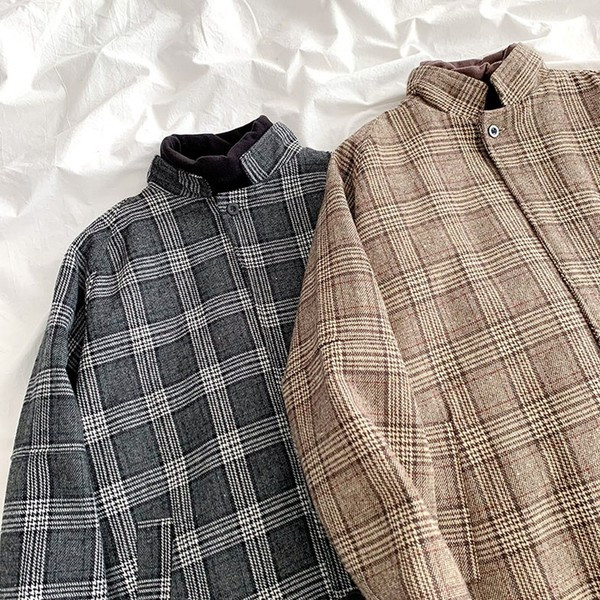 Kockás női hosszú kabát gombokkal