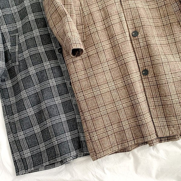 Kockás női hosszú kabát gombokkal