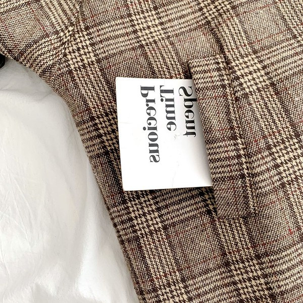 Kockás női hosszú kabát gombokkal