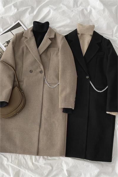 Női télikabát gombokkal és zsebekkel