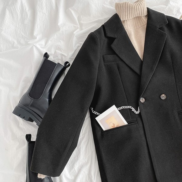 Női télikabát gombokkal és zsebekkel