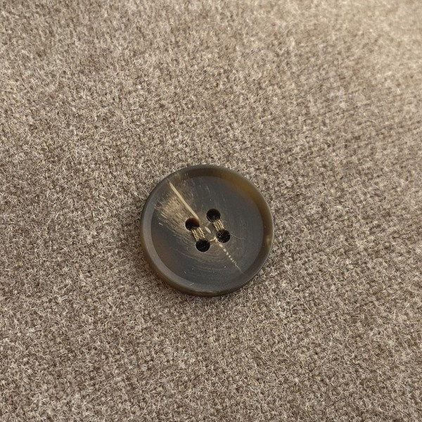 Női télikabát gombokkal és zsebekkel