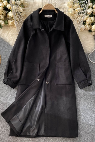 Hosszú női kabát klasszikus gallérral és zsebekkel